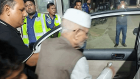 সাবেক মন্ত্রী হীরাকে বাসায় পৌঁছে দিলো পুলিশ