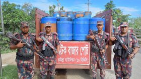 কোটি টাকার চিংড়িরেণু ফেলে পালালো চোরাকারবারিরা