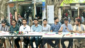 জ্বলন্ত মশাল ছুড়ে মেরেছে দাবি শাহবাগবিরোধী ঐক্যের, শিবিরের হামলা বলছে ছাত্র জোট