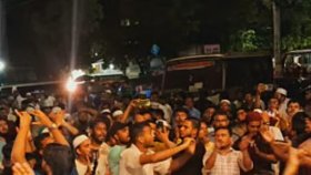 ছাত্র জোটের কর্মসূচিতে হামলায় আটকদের মুক্তি দাবিতে থানা ঘেরাও, নারীকে লাথি মারার ছবি ভাইরাল
