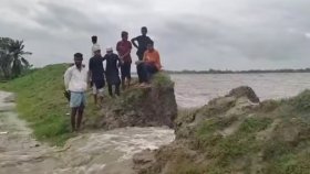 শঙ্খ নদীর বাঁধ ভেঙে লোকালয়ে ঢুকছে পানি, জনমনে আতঙ্ক