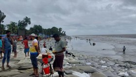 বৈরী আবহাওয়ায় পর্যটকশূন্য কুয়াকাটা