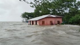 অস্বাভাবিক জোয়ারের পানিতে প্লাবিত পটুয়াখালীর নিম্নাঞ্চল