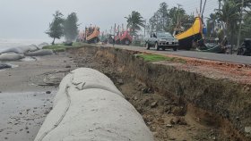 ঢেউয়ের আঘাতে ভাঙছে টেকনাফের মেরিন ড্রাইভ