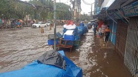 টানা বৃষ্টিতে প্লাবিত নিউমার্কেট এলাকা