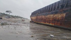 চট্টগ্রামে ঝড়ো হাওয়ায় তীরে আটকে গেলো ৪ জাহাজ
