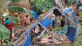 মৃতের বাড়ি থেকে ফেরার পথে প্রাণ গেলো এক পরিবারের তিন জনের