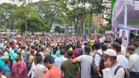 শহীদ মিনারে ১১তম দিনের মতো পবিস শ্রমিকদের অবস্থান