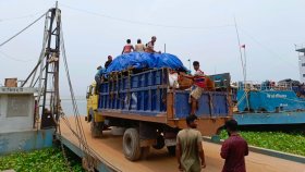 সরাসরি ফেরিতে উঠছে গরুবোঝাই ট্রাক