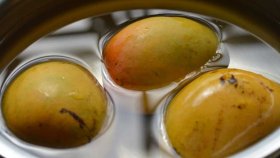 এই ৪ কারণে খাওয়ার আগে আম ভিজিয়ে রাখবেন