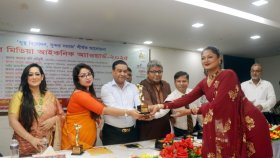 ট্র্যাব মিডিয়া আইকনিক অ্যাওয়ার্ড প্রদান