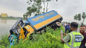 উদ্ধার কাজে আসা পুলিশের ভ্যানে কাভার্ডভ্যানের ধাক্কা, ৪ গাড়ি খাদে