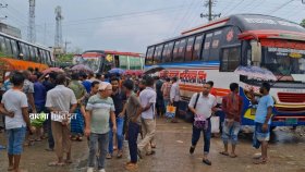 পরিবহন শ্রমিকদের মারধর ও চাঁদা দাবি, প্রতিবাদে শ্রীপুরে সড়ক অবরোধ
