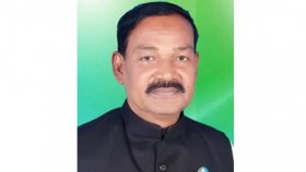 আত্মগোপনে থাকা আ.লীগ নেতাকে ধরে পুলিশে দিলেন এলাকাবাসী