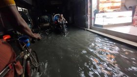 এখনও জলাবদ্ধ বংশালের বিভিন্ন এলাকা