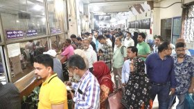 ঈদের আগে গ্রাহকদের টাকা তোলার ভিড়