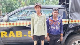 রাজশাহীতে গরুর হাট থেকে ছুরিসহ দুই ছিনতাইকারী গ্রেফতার