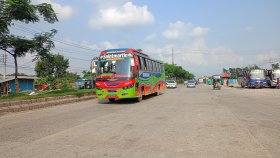 ঢাকা-চট্টগ্রাম মহাসড়কে বেড়েছে চাপ, ধীরগতিতে চলছে পরিবহন