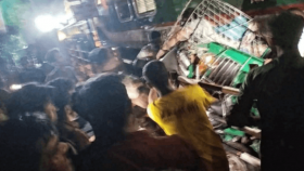 কালুরঘাট ব্রিজে ট্রেনের ধাক্কায় দুমড়ে-মুচড়ে গেছে গাড়ি, নিহত ৩