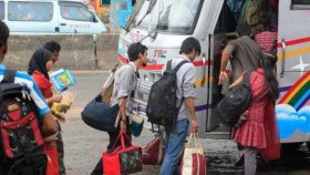 অতিরিক্ত টাকা ছাড়া মিলছে না টিকিট, ক্ষুব্ধ ঘরমুখো যাত্রীরা