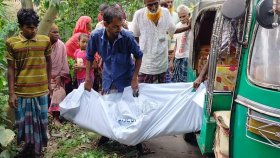 বাসে বমি করেন তাই ছাদে উঠে বাড়ি যাচ্ছেন, সেখান থেকে পড়ে যুবক নিহত