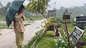 মায়ের কবরে আবেগঘন শুভ: আকাশটাও কাঁদছিলো…