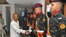 আইনশৃঙ্খলা বাহিনীর সদস্যদের সঙ্গে শুভেচ্ছা বিনিময় করলেন স্বরাষ্ট্র উপদেষ্টা