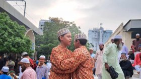 বায়তুল মোকাররমে ঈদের প্রথম জামাতে মুসল্লিদের ঢল