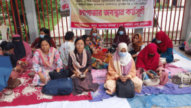 ১২তম দিনের মতো অবস্থান কর্মসূচিতে ‘তথ্য আপা’ কর্মীরা