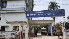 বাড়ি ফেরার পথে লিচু কিনতে নেমে কাভার্ডভ্যান চাপায় মা-মেয়েসহ নিহত ৩