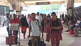 কমলাপুরে ট্রেনে ফিরতি যাত্রীদের ঢল, নেই স্বাস্থ্যবিধির বালাই