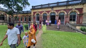 শশীলজ জাদুঘরে দর্শনার্থীদের উপচেপড়া ভিড়