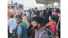 লঞ্চঘাটে কর্মস্থলে ফেরা মানুষের ভিড়