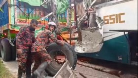 দাঁড়িয়ে থাকা ট্রাকে যাত্রীবাহী বাসের ধাক্কা, নিহত ৫