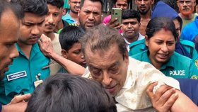 খুলনায় আওয়ামী লীগ নেতাকে পিটিয়ে পুলিশে সোপর্দ