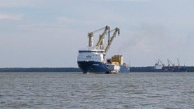 এত বড় জাহাজ এর আগে মোংলায় আসেনি