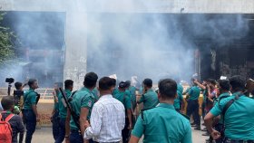 জাতীয় প্রেস ক্লাবের সামনে হঠাৎ উত্তাপ, সাউন্ড গ্রেনেড নিক্ষেপ