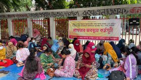 ২০তম দিনেও অবস্থান কর্মসূচিতে  ‘তথ্য আপা’ প্রকল্পের কর্মীরা