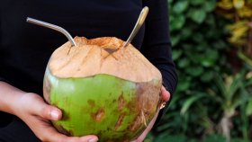 ডাবের পানি খেলে যেসব উপকার পাবেন