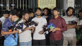 ঢাবিতে ছাত্রলীগের তৎপরতা প্রতিরোধ ও ডাকসুর তফসিল দাবিতে বিক্ষোভ
