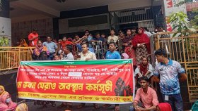 ত্রিপক্ষীয় বৈঠকের আশ্বাসে শ্রম ভবনের সামনে থেকে সরলেন শ্রমিকরা