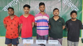 খুলনায় যৌথ বাহিনীর অভিযানে অস্ত্রসহ আটক ৫