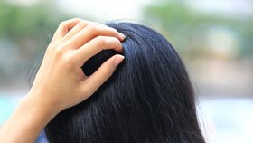 ঘামে ভিজে চুলকাচ্ছে মাথার ত্বক?