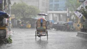সারা দেশে ভারী বৃষ্টি, পাহাড়ি এলাকায় ভূমিধসের শঙ্কা