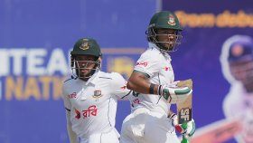 স্কোর তিনশ ছাড়ালো বাংলাদেশের