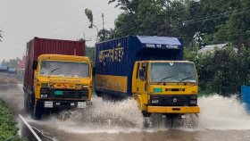 ভারী বর্ষণে জলমগ্ন ঢাকা-চট্টগ্রাম মহাসড়ক
