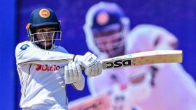 পাল্টা জবাবে দিন শেষে শ্রীলঙ্কা ১২৭ রানে পিছিয়ে