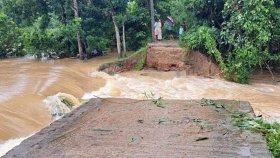 মুহুরী নদীর বাঁধ ভেঙে পানি ঢুকলো লোকালয়ে