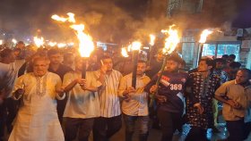 গাইবান্ধায় ইপিজেড বাস্তবায়নের দাবিতে বৃষ্টির মধ্যেই মশাল মিছিল