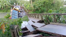 ৫ টনের ব্রিজে ২৭ টনের ট্রাক, ভেঙে পড়লো খালে